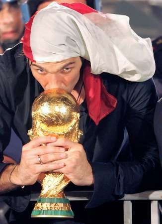 الحارس الإيطالي بوفون يقبل الكأس بعد الوصول لمدينة روما