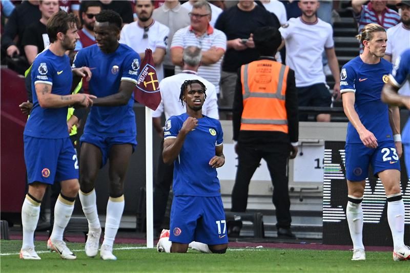 تشوكويميكا مع لاعبي تشيلسي