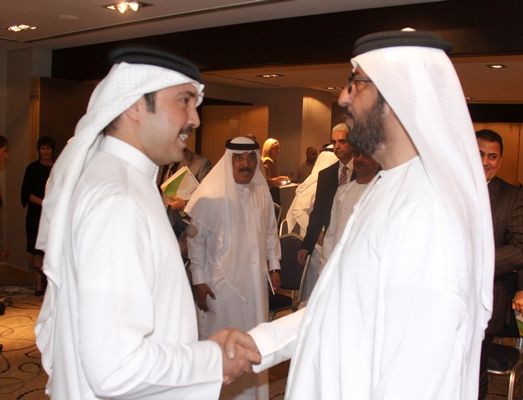 الشيخ احمد بن حمد يصافح محمد نجيب