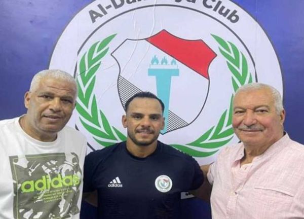 جانب من التوقيع