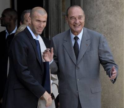 الرئيس الفرنسي جاك شيراك ( يمين ) بجانب زيدان