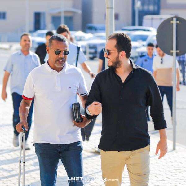 الشابي (يسار)