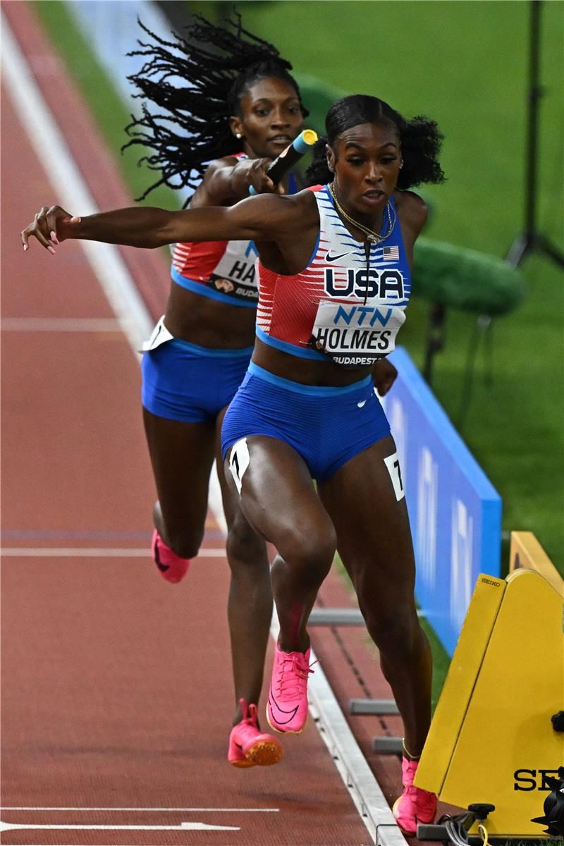 كوانيرا هايس وأليكسيس هولمز