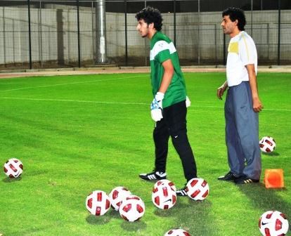 مدرب الحراس جمال طياش يوجة الحارس رائد الشمري