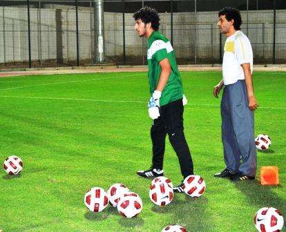 مدرب الحراس جمال طياش يوجة الحارس رائد الشمري