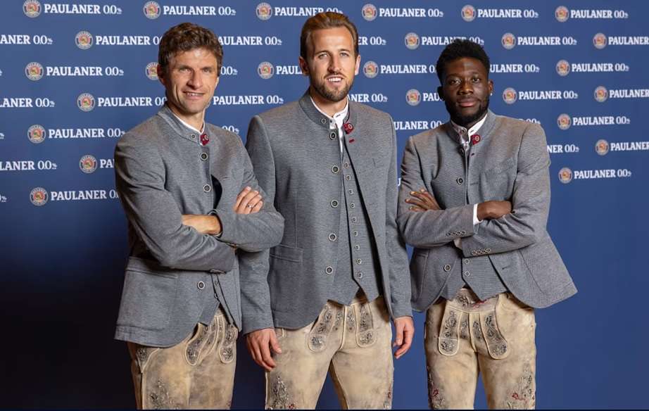 هاري كين يتوسط ديفيز ومولر بالزي البافاراي