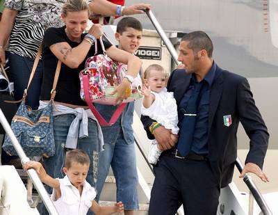 ماتيرازي برفقة عائلته لحظة نزوله من الطائرة في روما