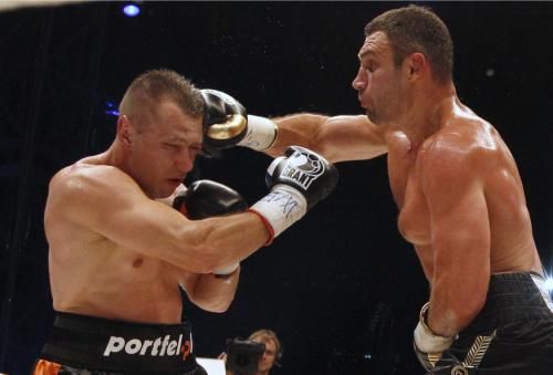 فيتالي كليتشكو يسدد لكمة قوية لمنافسه البولندى توماس ادميك 