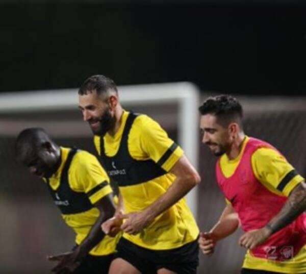 بنزيما (في الوسط)