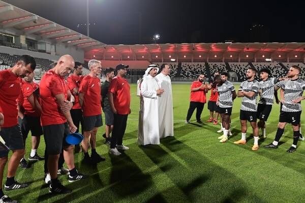 الهويشان خلال حديثه للاعبي الشباب