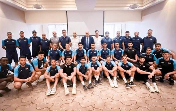 جبريل الرجوب مع عناصر المنتخب