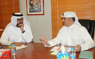 الشيخ خالد بن عبدالله ال خليفة يطلع على أليات ومواقيت بث الدورة من رئيس وفد قناة أبوظبي الرياضية 
