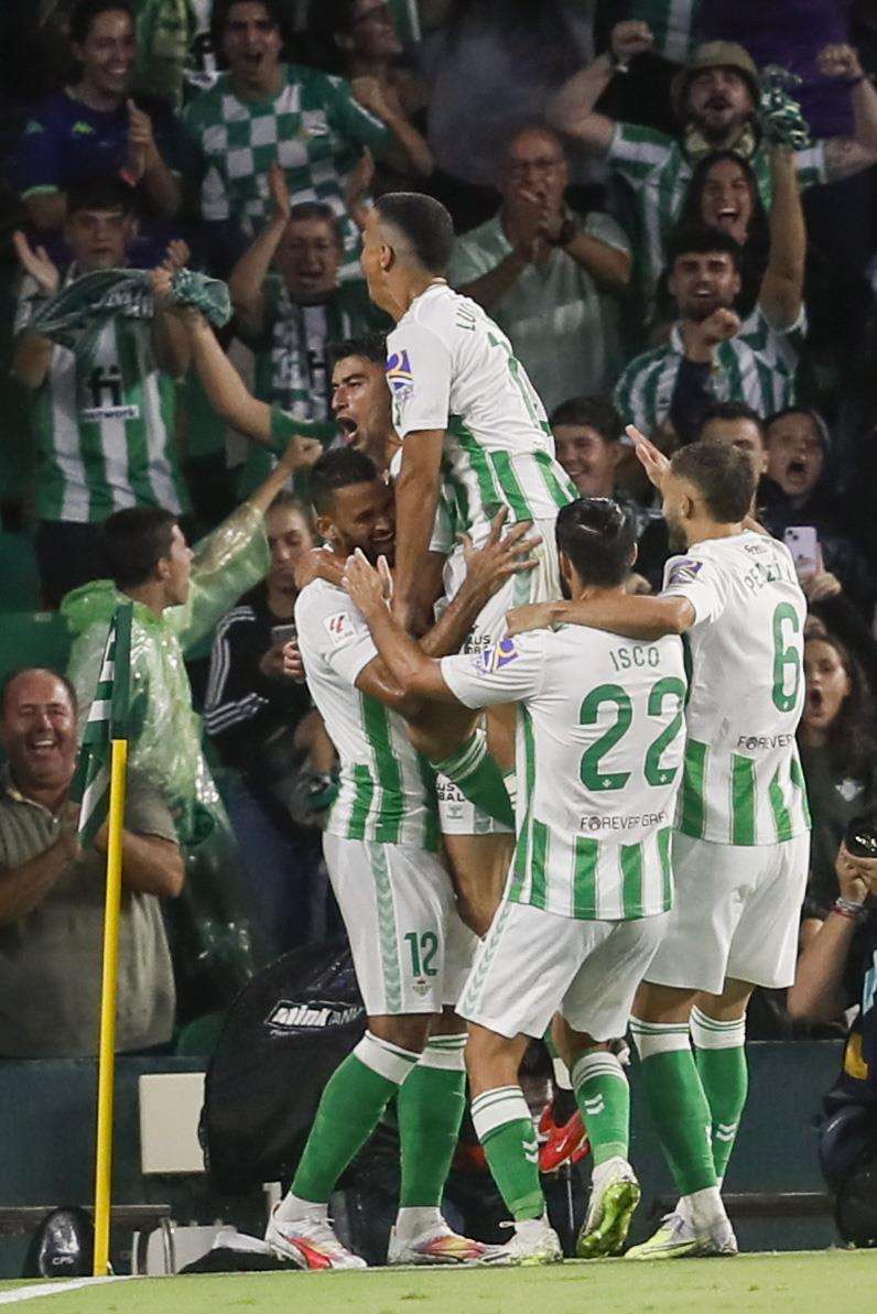 فرحة لاعبي ريال بيتيس