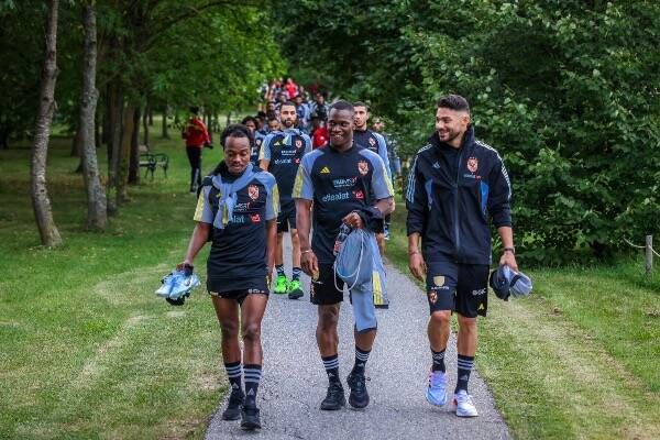 بيرسي تاو (يسارًا)