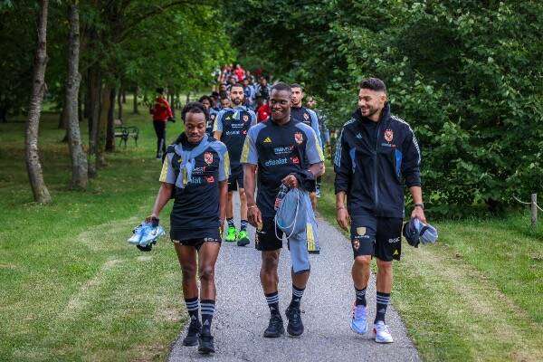 بيرسي تاو (يسارًا)