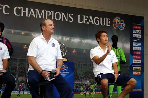 هيروشي كيوتاكي ( يمين ) بجانب مدرب الفريق البرازيلي ليفير كولبي