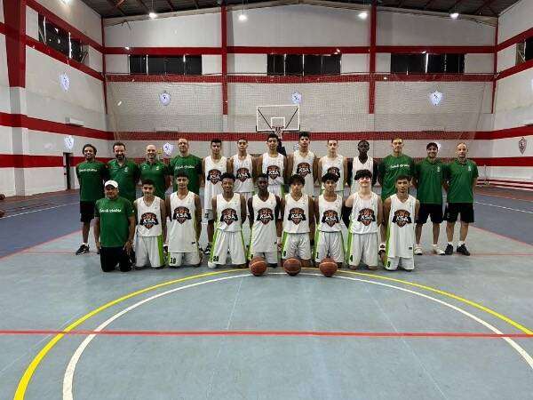 لاعبو منتخب السعودية لكرة السلة