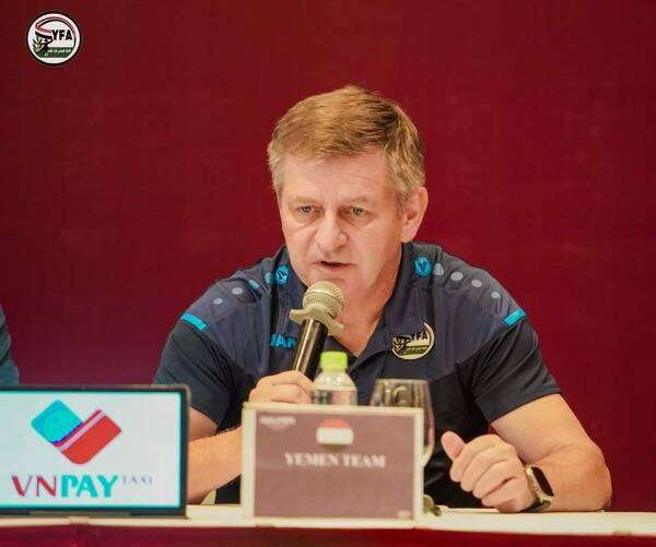 ميروسلاف سكوب صورة رسمية من الاتحاد اليمني