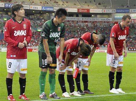 لاعبي أوراوا ريد يعتذرون لجماهيرهم بعد الخسارة الجديدة أمام مونتيديو ياماجاتا