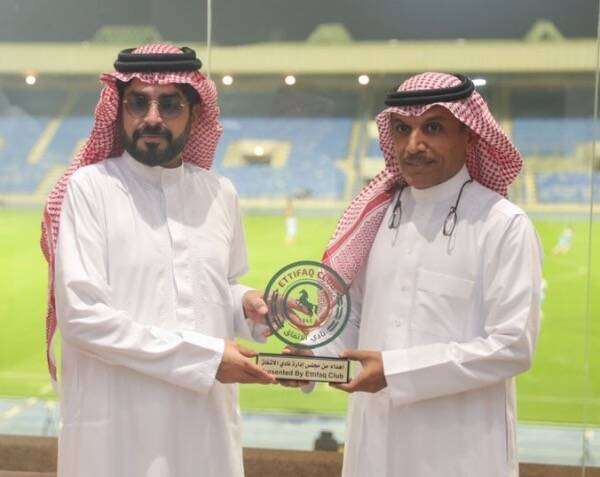 تبادل الدروع التذكارية