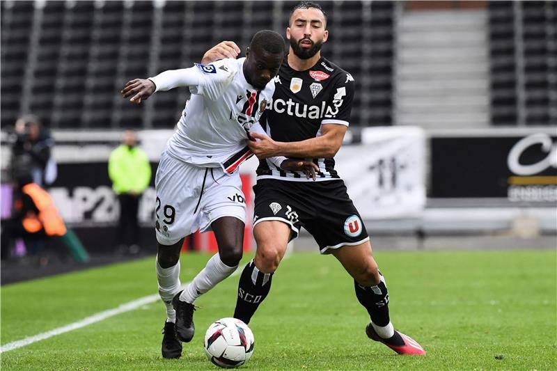 نيكولا بيبي (يسار)