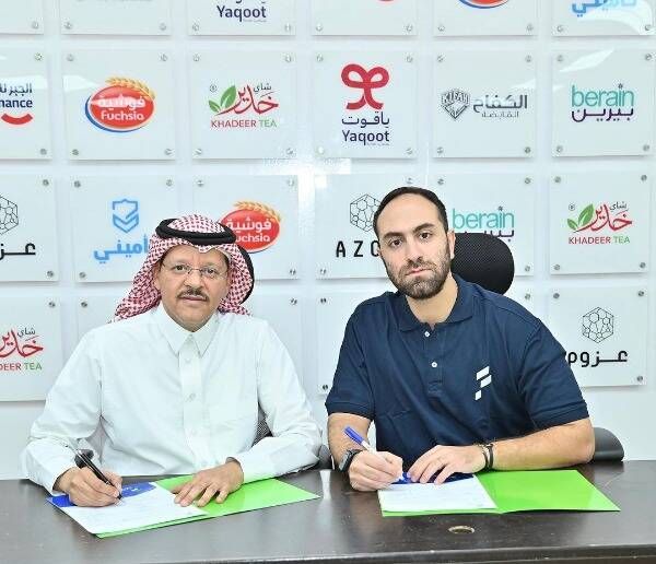 جانب من التوقيع