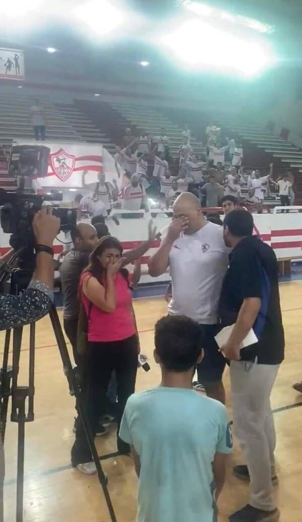 هتلر باكيًا