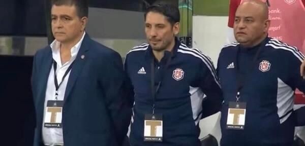 إريك رودريجيز سانتاماريا (يمينًا)