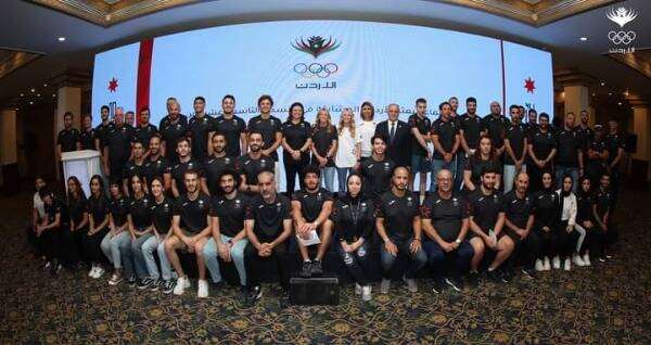 الأميرة سارة مع أعضاء البعثة