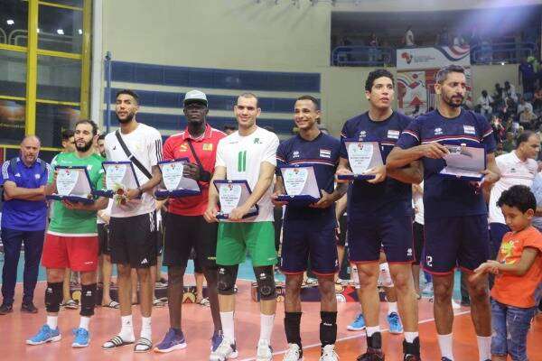 من تتويج لاعبي الطائرة