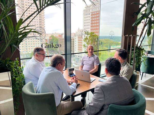 من الاجتماع