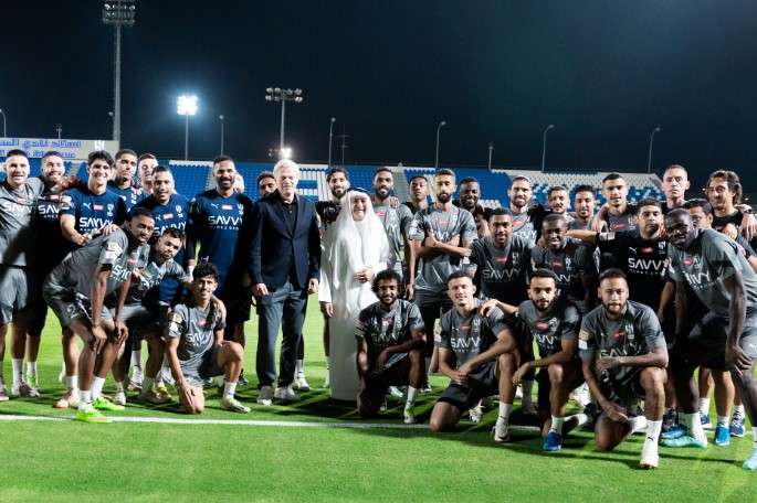 نيمار (جهة اليمين في الأسفل)