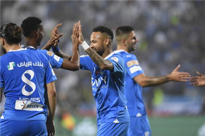 نيمار مع لاعبي الهلال
