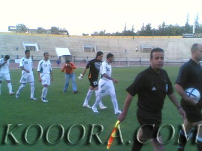 الفريقان وطاقم التحكيم ينزلان لأرض الملعب