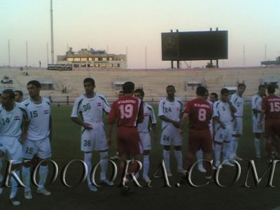 لاعبوالمنتخب السوري يصافحون ضيوفهم العراقيين