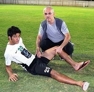 الدكتور وائل مسكه مع اللاعب محمد قاسم