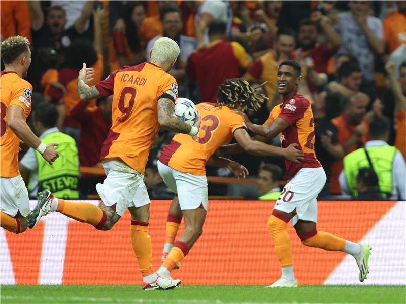 فرحة لاعبي جالطة سراي