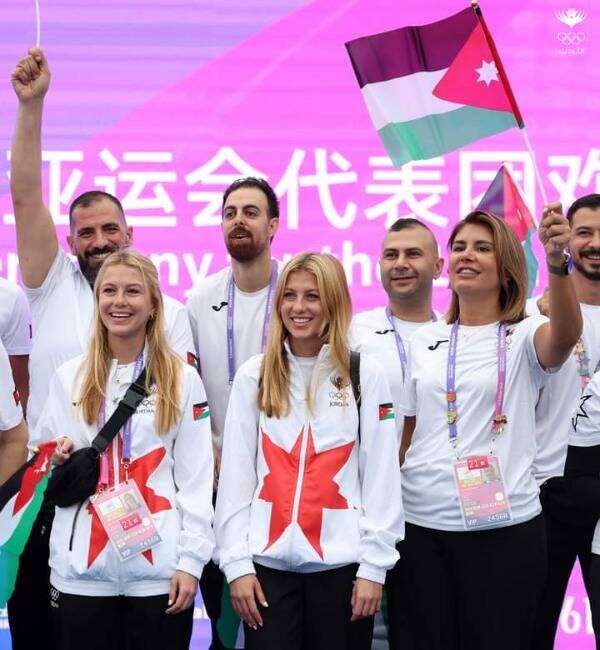 الأميرة سارة خلال رفع علم الأردن