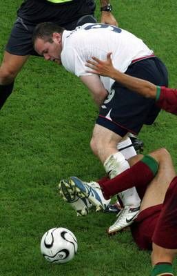 روني يدوس على كافاليو في مباراة إنجلترا والبرتغال - 1 يوليو 2006
