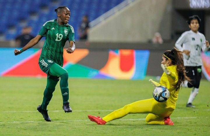 البندري هوساوي عند تسجيلها في مرمى باكستان