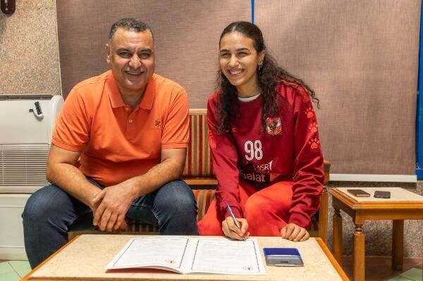 من توقيع العقود