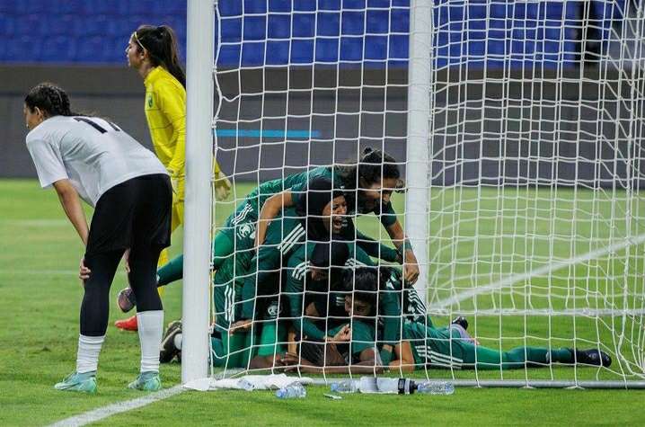 احتفال لاعبات السعودية بعد تسجيل بمرمى باكستان