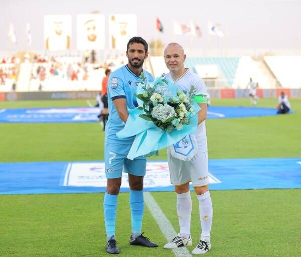 إنييستا وقائد بني ياس قبل انطلاق اللقاء