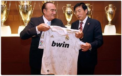 جوو جينلونج ( يمين ) في زيارته لمقر ريال مدريد