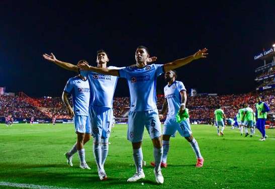 فرحة لاعبي كروز أزول