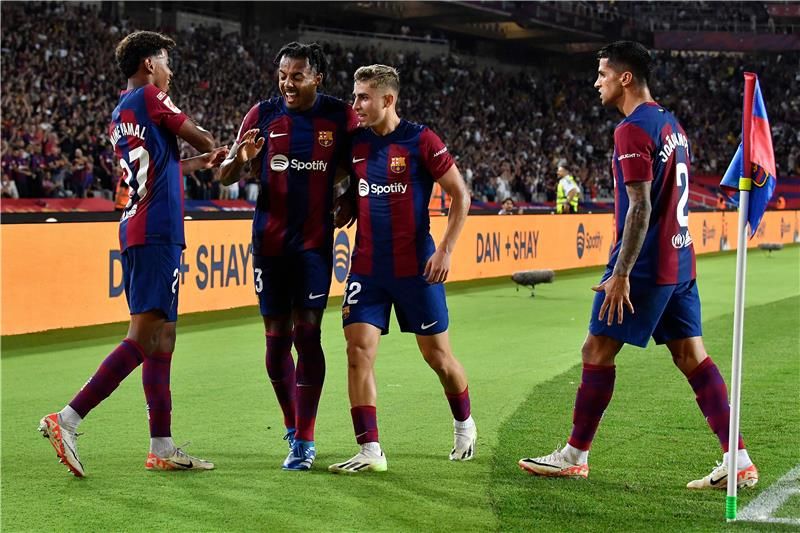 يامال مع لاعبي برشلونة