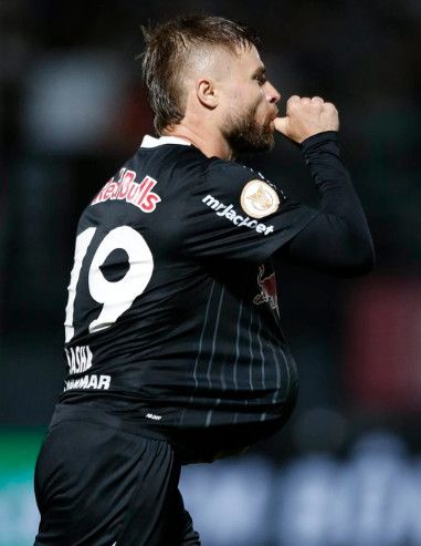 فرحة ساشا بالهدف الأول