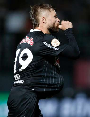 فرحة ساشا بالهدف الأول