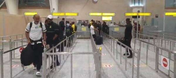 من المطار قبل مغادرة إيران