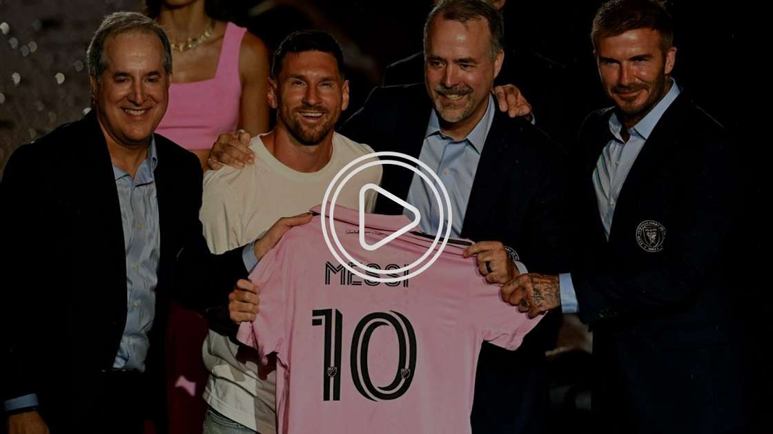 بيكهام خلال حفل التوقيع مع ميسي